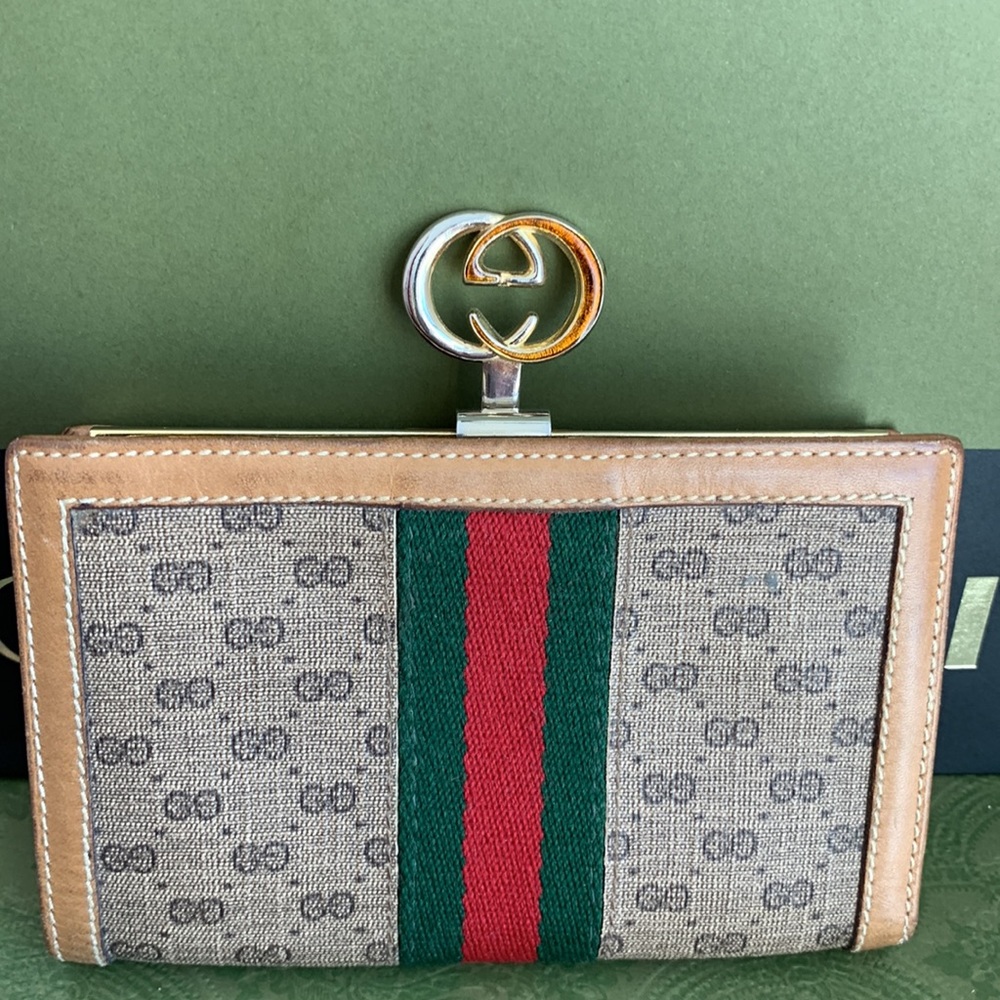 Authentic Vintage Gucci Sherry line compact wallet (approx: H 4x 2.5 x W 5”) - Picture 3 of 9